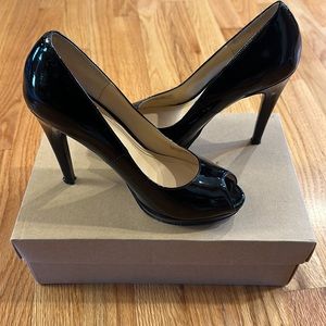 Cole Haan Chelsea Peep Toe Patent Leather Pumps Nike Air Technology, size 8.